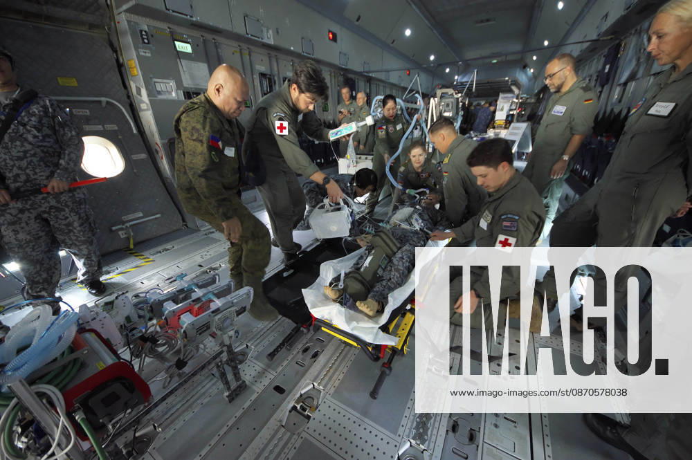 Soldaten der japanischen Selbstverteidigungsstreitkräfte und der deutschen Bundeswehr nehmen im Rahmen des japanisch-amerikanischen Militärmanövers Keen Sword 27 an einer gemeinsamen medizinischen Übung an Bord eines Transportflugzeugs vom Typ A400M Atlas der deutschen Luftwaffe auf der Luftwaffenbasis Iruma teil. Iruma