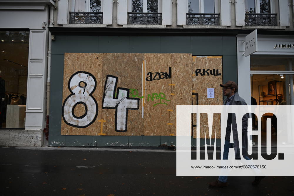 French police conduct security and identity checks in Paris ahead of protests PARIS, FRANCE - OCTOBER 24: Commercial establishments, bank branches, and luxury boutiques in central Paris are seen securing their storefronts with wooden protective panels and metal barricades in central Paris, France on Saturday, October 24, 2026. Due to planned demonstrations across the country, security forces have heightened their state of alert in major squares throughout Paris, established perimeter checkpoints, and increased police patrols. Mouneb Taim Anadolu Paris France. Editorial use only. Please get in touch for any other usage.