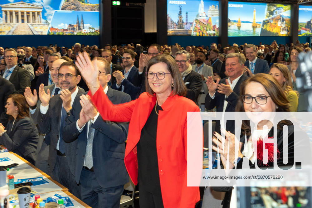 Ilse Aigner, Landtagspräsidentin und mögliche nächste Bundespräsidentin beim CSU-Parteitag, erhält starken Beifall, als Bundeskanzler Merz sie namentlich in seiner Rede begrüßt, Messe München, 24. Oktober 2026 Deutschland, München, 24. Oktober 2026, Ilse Aigner, Landtagspräsidentin und CSU-Kandidatin für das Amt des Bundespräsidenten, erhält starken Beifall, als Bundeskanzler Merz sie namentlich in seiner Rede begrüßt, beim CSU-Parteitag am 23. und 24. Oktober 2026 in der Messe München, Politiker, Bayern