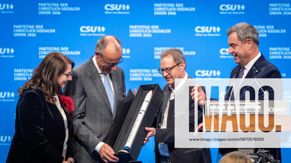 Bundeskanzler Friedrich Merz mit dem CSU-Parteivorsitzenden Markus Söder auf dem Parteitag, mit Tanja Schorer-Dremel und Martin Huber bei der Übergabe einer Rakete als Modell an den Bundeskanzler;Parteitag der CSU in München, München Bayern Deutschland Messegelände München
