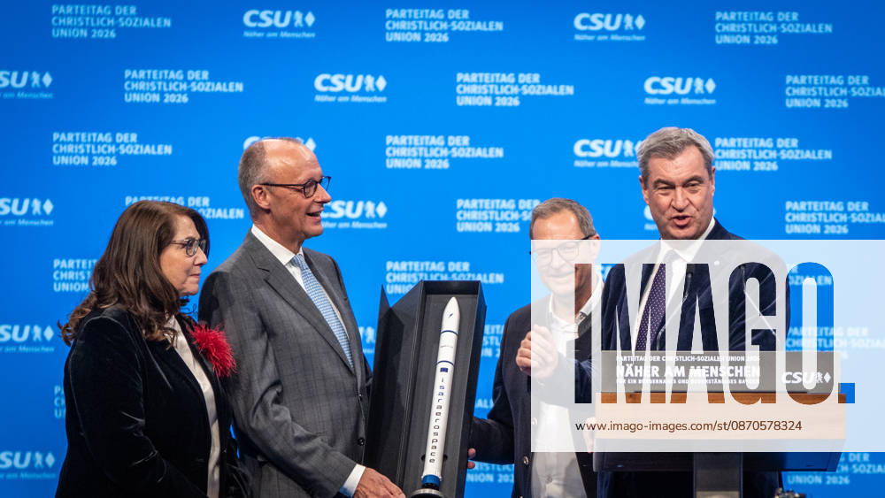 Bundeskanzler Friedrich Merz mit dem CSU-Parteivorsitzenden Markus Söder auf dem Parteitag, mit Tanja Schorer-Dremel und Martin Huber bei der Übergabe einer Rakete als Modell an den Bundeskanzler;Parteitag der CSU in München, München Bayern Deutschland Messegelände München