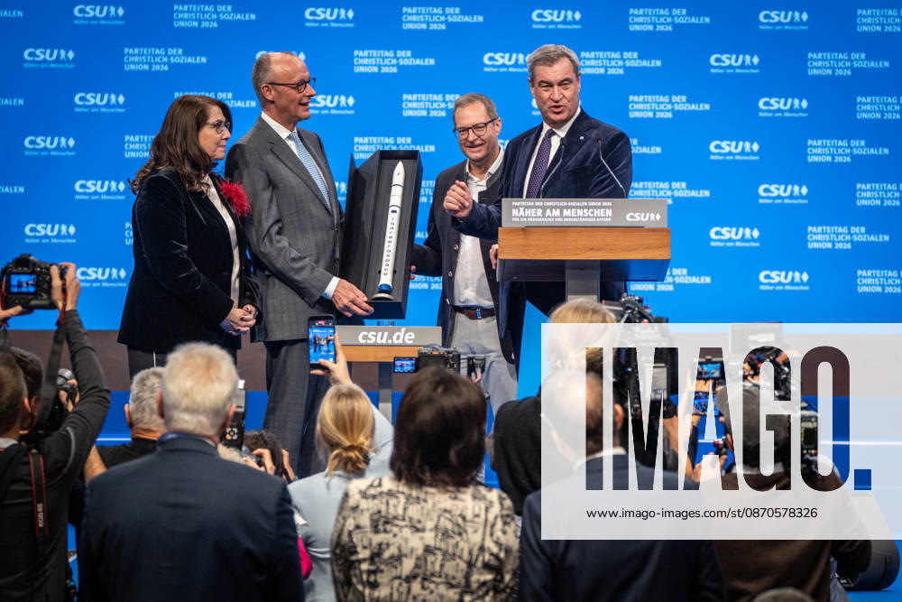 Bundeskanzler Friedrich Merz mit dem CSU-Parteivorsitzenden Markus Söder auf dem Parteitag, mit Tanja Schorer-Dremel und Martin Huber bei der Übergabe einer Rakete als Modell an den Bundeskanzler;Parteitag der CSU in München, München Bayern Deutschland Messegelände München