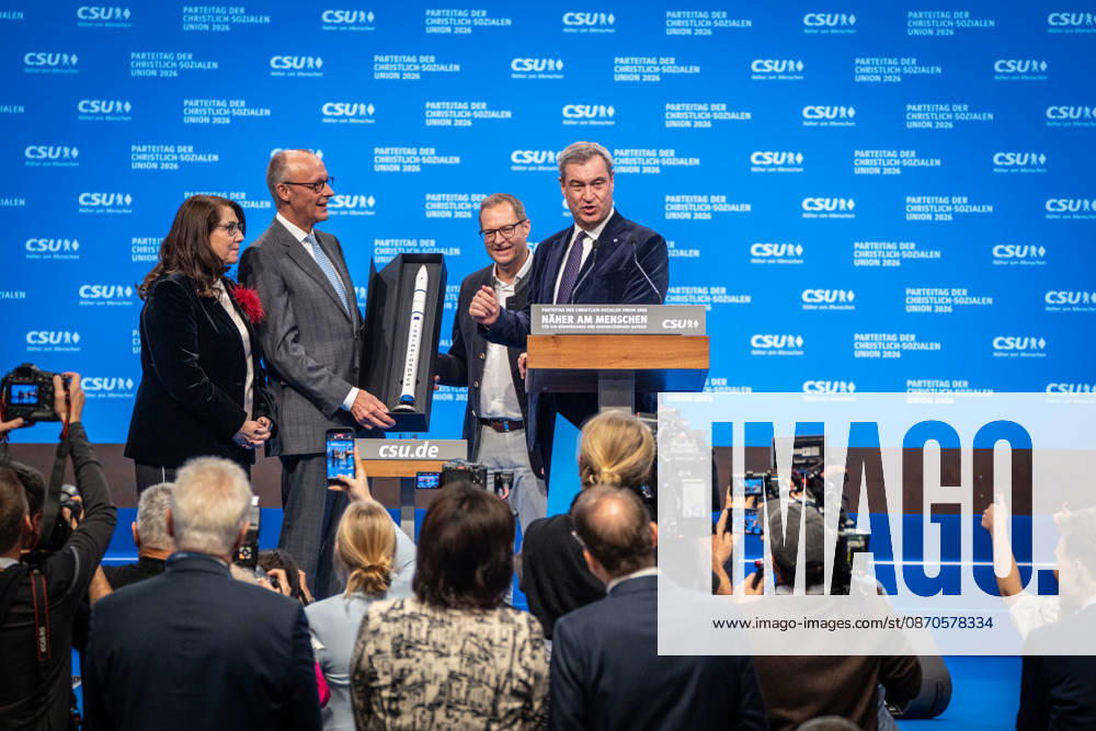 Bundeskanzler Friedrich Merz mit dem CSU-Parteivorsitzenden Markus Söder auf dem Parteitag, mit Tanja Schorer-Dremel und Martin Huber bei der Übergabe einer Rakete als Modell an den Bundeskanzler;Parteitag der CSU in München, München Bayern Deutschland Messegelände München