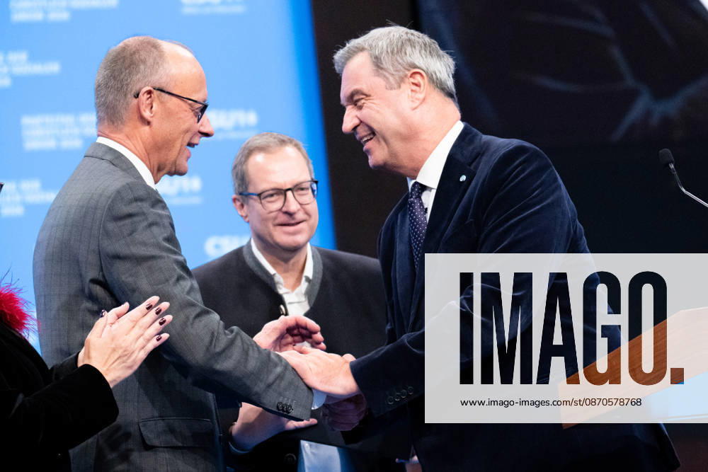 Tag 2, Parteitag 2026 der Partei CSU (Christlich-Soziale-Union) in der Messe München. Friedrich Merz (Bundeskanzler BRD Bundesrepublik Deutschland, CDU), Ministerpräsident Dr. Markus Söder und Generalsekretär Martin Huber zusammen auf der Bühne. Söder und Merz bedanken sich mit Handschlag
