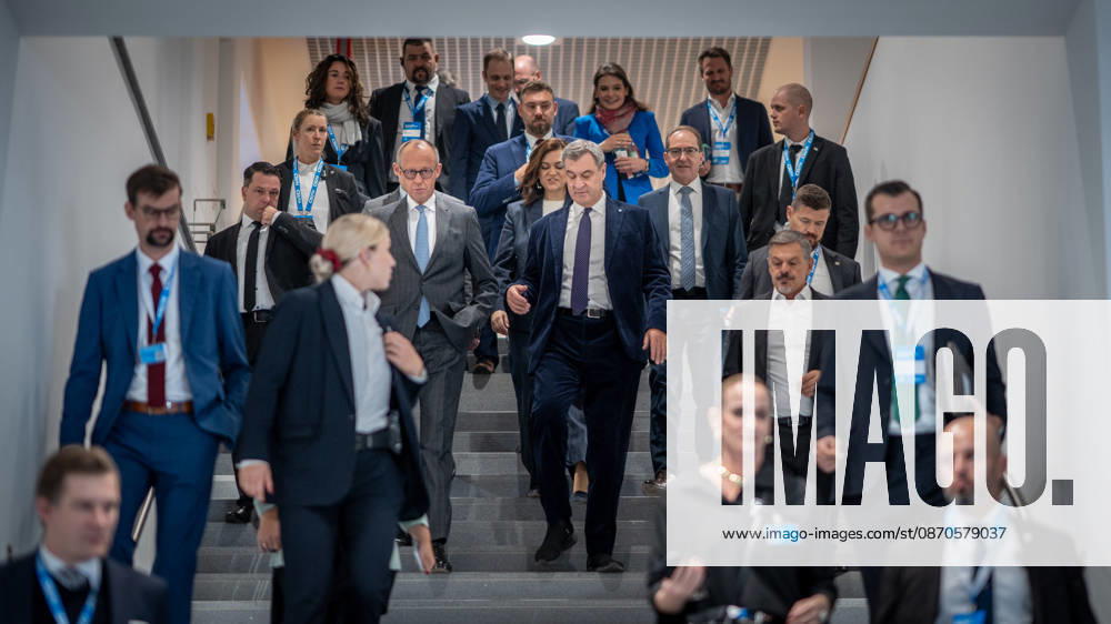 Bundeskanzler Friedrich Merz spricht vor dem CSU-Parteitag in München - hier gemeinsam mit dem CSU-Parteivorsitzenden Markus Söder auf dem Weg in die Messehalle C6;Parteitag der CSU in München, München Bayern Deutschland Messegelände München