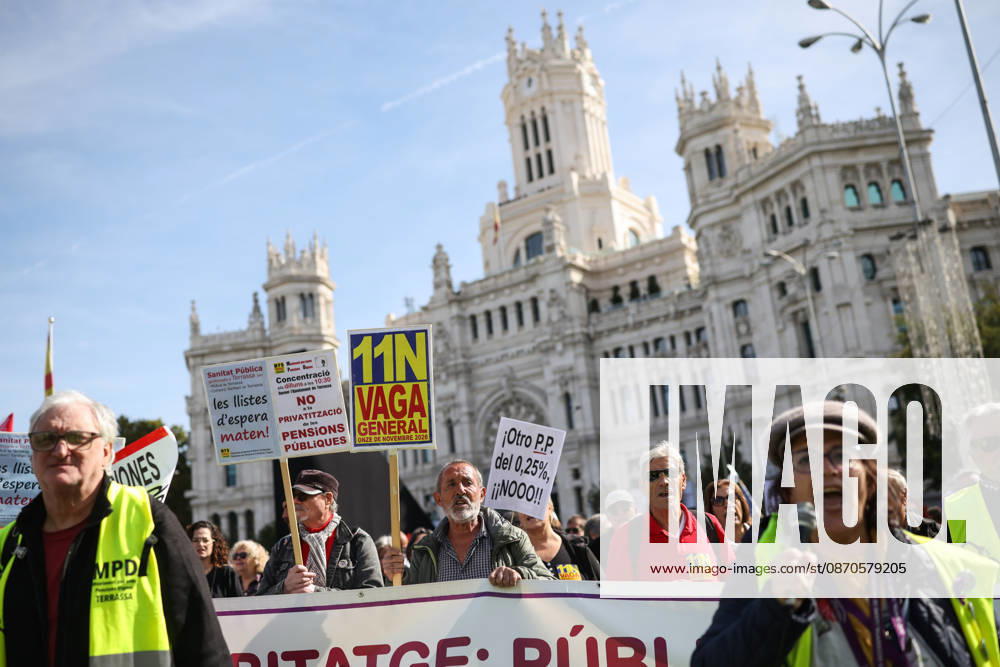 Protest for Public Pensions and Housing: A large crowd gathered during a protest in defense of the public pension system and access to housing on October 24, 2026, in Madrid, Spain. The National Coordinating Committee for the Defense of the Public Pension System (COESPE), labor unions, and other pensioner organizations such as Asjubi40 have called for this nationwide mobilization under the slogan For a Public Pension System for the Elderly and the Young OCTOBER 24, 2026 Alejandro Martínez Vé Madrid, Madrid, Spain