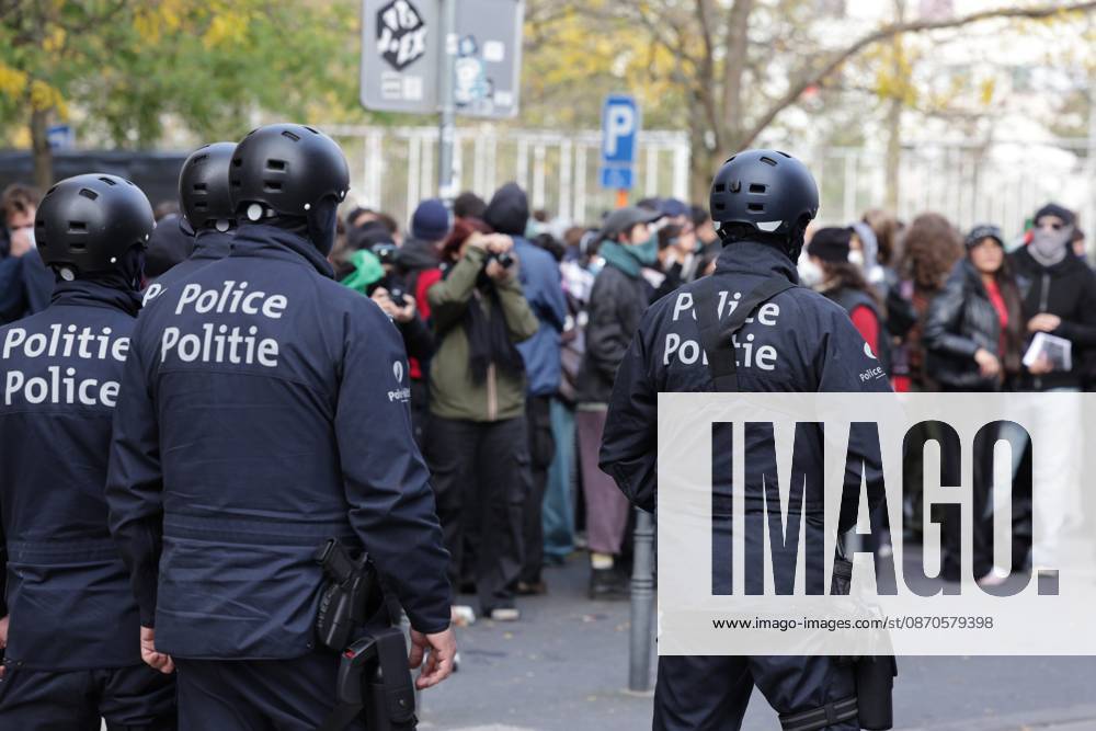 This image shows police controlling demonstrators after a call for protests in Brussels for purchasing power, healthcare, and education, on Saturday 24 October 2026. NICOLASxMAETERLINCK 190860969