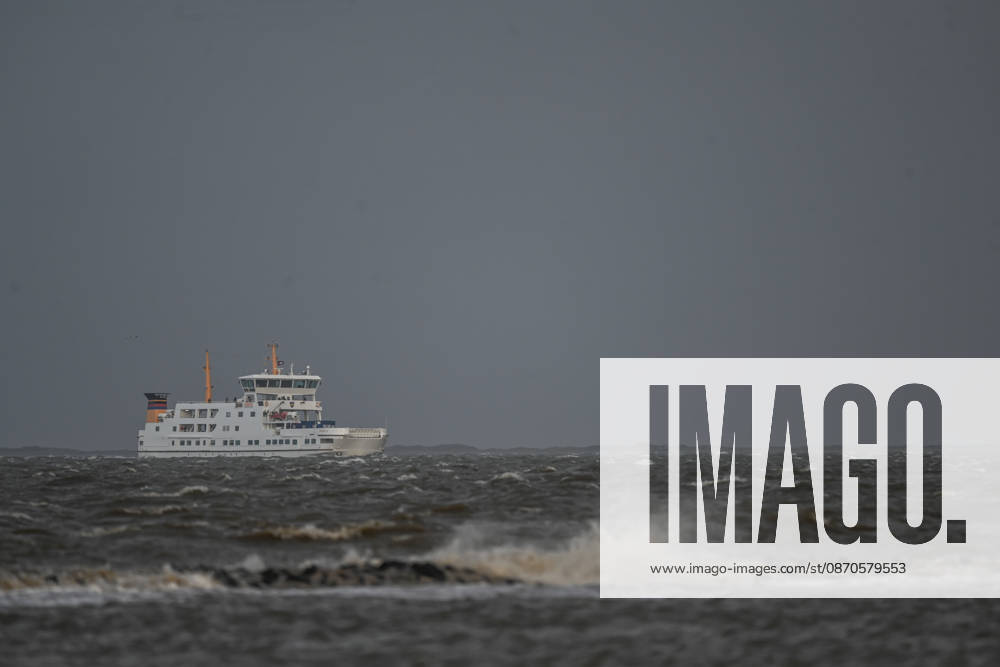Eingeschränkter Fährverkehr auf der Nordsee. Fähren kämpfen sich durch die raue, aufgewühlte See vor den Ostfriesischen Inseln Juist und Norderney. Starker Wind, hoher Wellengang und schwierige Wetterbedingungen beeinträchtigen die Fährverbindungen und erschweren die Schifffahrt im niedersächsischen Wattenmeer. Norddeich Niedersachsen Deutschland