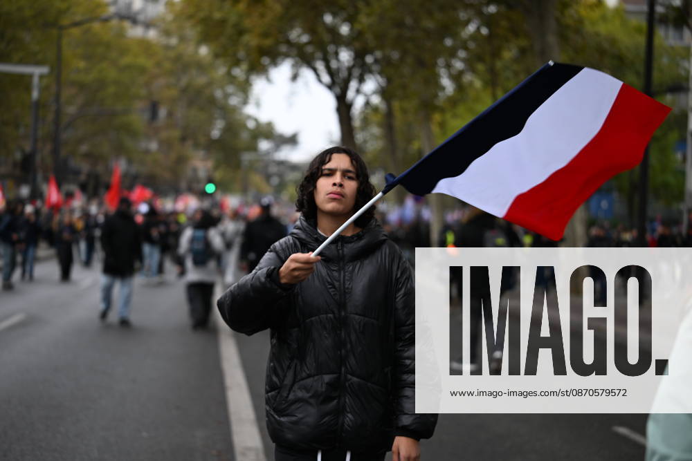 Demonstrators gather near Porte d Italie amid ongoing protests in Paris PARIS, FRANCE - OCTOBER 24: Demonstrators gather near Porte d Italie in southern Paris, chanting slogans ahead of planned marches, while security forces closely monitor the area in Paris, France, on October 24, 2026. Mouneb Taim Anadolu Paris France. Editorial use only. Please get in touch for any other usage.