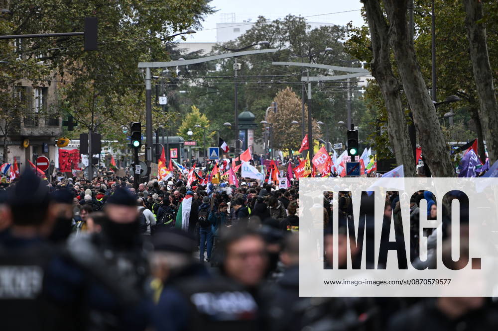 Demonstrators gather near Porte d Italie amid ongoing protests in Paris PARIS, FRANCE - OCTOBER 24: Demonstrators gather near Porte d Italie in southern Paris, chanting slogans ahead of planned marches, while security forces closely monitor the area in Paris, France, on October 24, 2026. Mouneb Taim Anadolu Paris France. Editorial use only. Please get in touch for any other usage.
