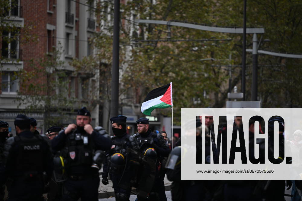 Demonstrators gather near Porte d Italie amid ongoing protests in Paris PARIS, FRANCE - OCTOBER 24: A Palestinian flag is seen as demonstrators gather near Porte d Italie in southern Paris, chanting slogans ahead of planned marches, while security forces closely monitor the area in Paris, France, on October 24, 2026. Mouneb Taim Anadolu Paris France. Editorial use only. Please get in touch for any other usage.