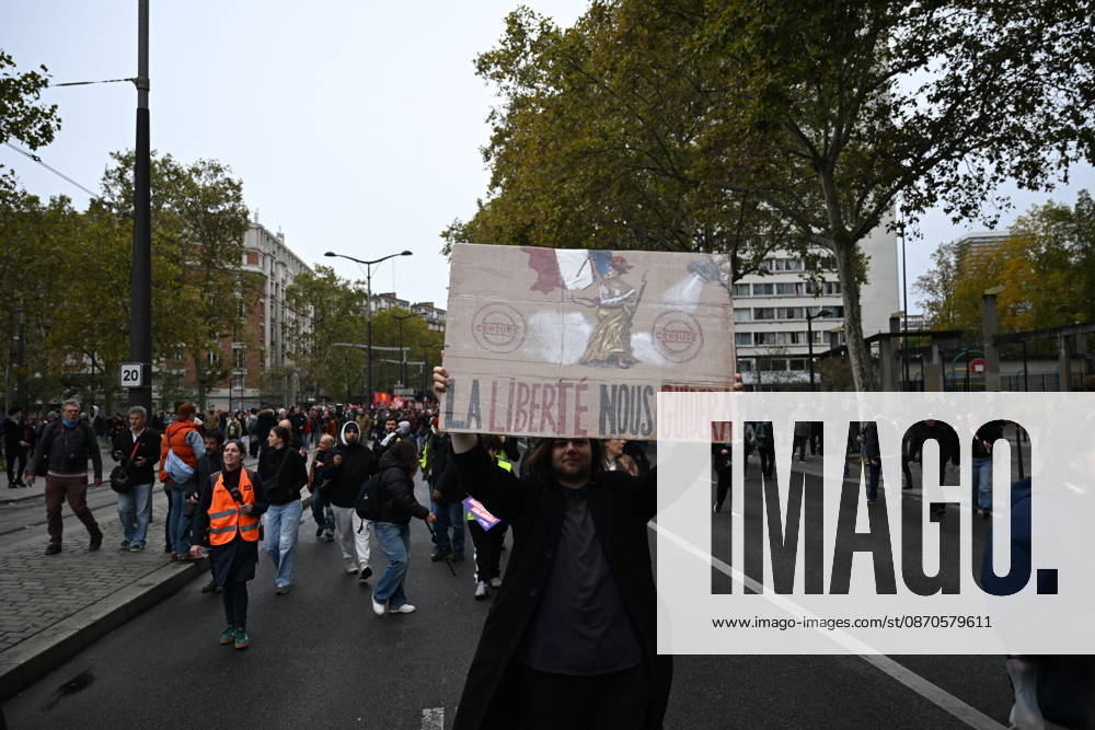 Demonstrators gather near Porte d Italie amid ongoing protests in Paris PARIS, FRANCE - OCTOBER 24: A placard reads freedom will guide us as demonstrators gather near Porte d Italie in southern Paris, chanting slogans ahead of planned marches, while security forces closely monitor the area in Paris, France, on October 24, 2026. Mouneb Taim Anadolu Paris France. Editorial use only. Please get in touch for any other usage.