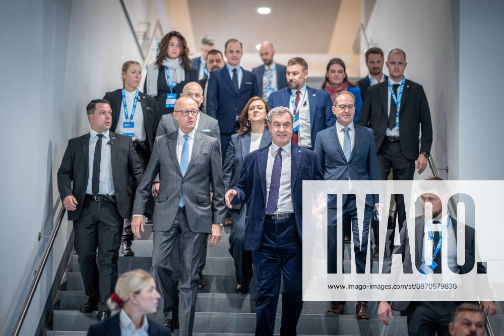 Bundeskanzler Friedrich Merz spricht vor dem CSU-Parteitag in München - hier gemeinsam mit dem CSU-Parteivorsitzenden Markus Söder auf dem Weg in die Messehalle C6, mit Franziska Hoppermann und Alexander Dobrindt sowie Alexander Hoffmann;Parteitag der CSU in München, München Bayern Deutschland Messegelände München