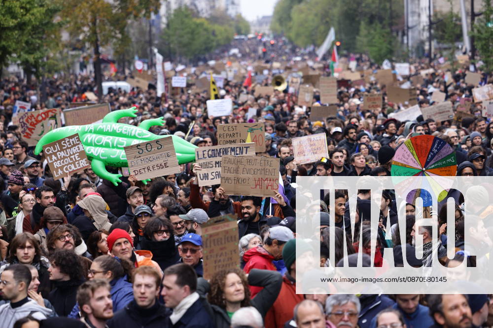 Protest near Porte d Italie amid ongoing protests in Paris PARIS, FRANCE - OCTOBER 24: Demonstrators attend a protest near Porte d Italie in Paris, France, on October 24, 2026, amid ongoing social and political tensions in France. Ibrahim Ezzat Anadolu Paris France. Editorial use only. Please get in touch for any other usage.