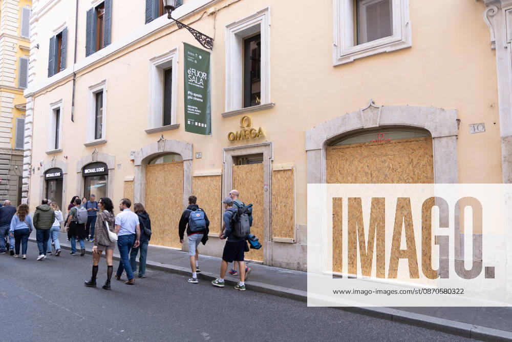 Storefronts Closed on Via Condotti Due to Risk of Vandalism - Rome Storefronts are closed on Via Condotti in Rome, Italy on October 24, 2026 , due to the risk of looting and vandalism amid heightened tensions. Police presence is observed near high-end retail establishments including Palazzo Fendi. Photo by Matteo Nardone IPA ABACAPRESS.COM Rome Italia Roma Italy