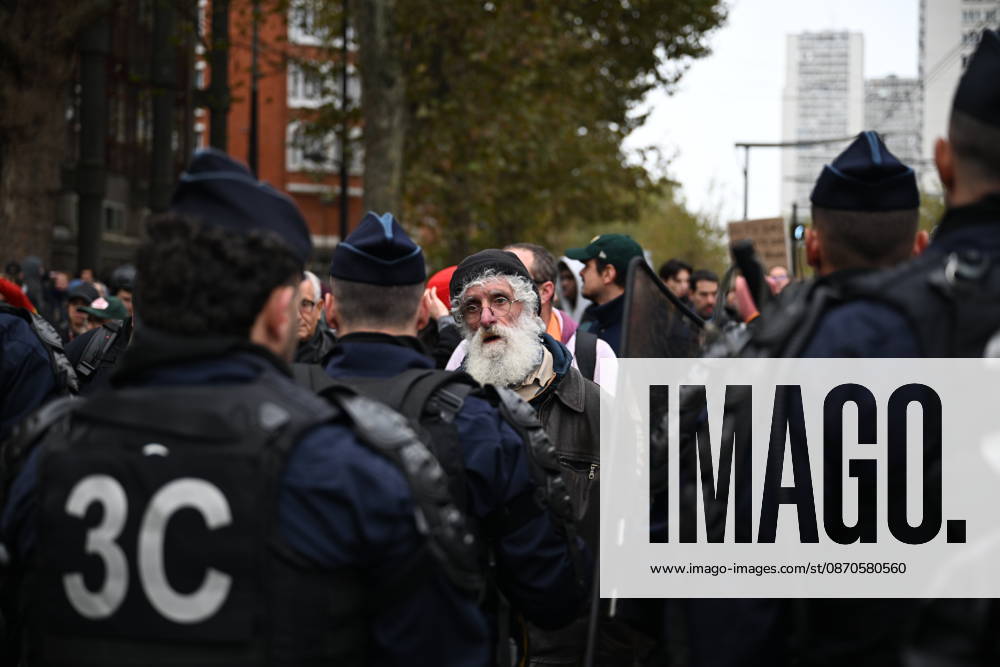 Demonstrators gather near Porte d Italie amid ongoing protests in Paris PARIS, FRANCE - OCTOBER 24: Demonstrators gather near Porte d Italie in Paris, France, on October 24, 2026, during a demonstration amid ongoing social and political tensions in France. Police take security measures during the protests. Mouneb Taim Anadolu Paris France. Editorial use only. Please get in touch for any other usage.