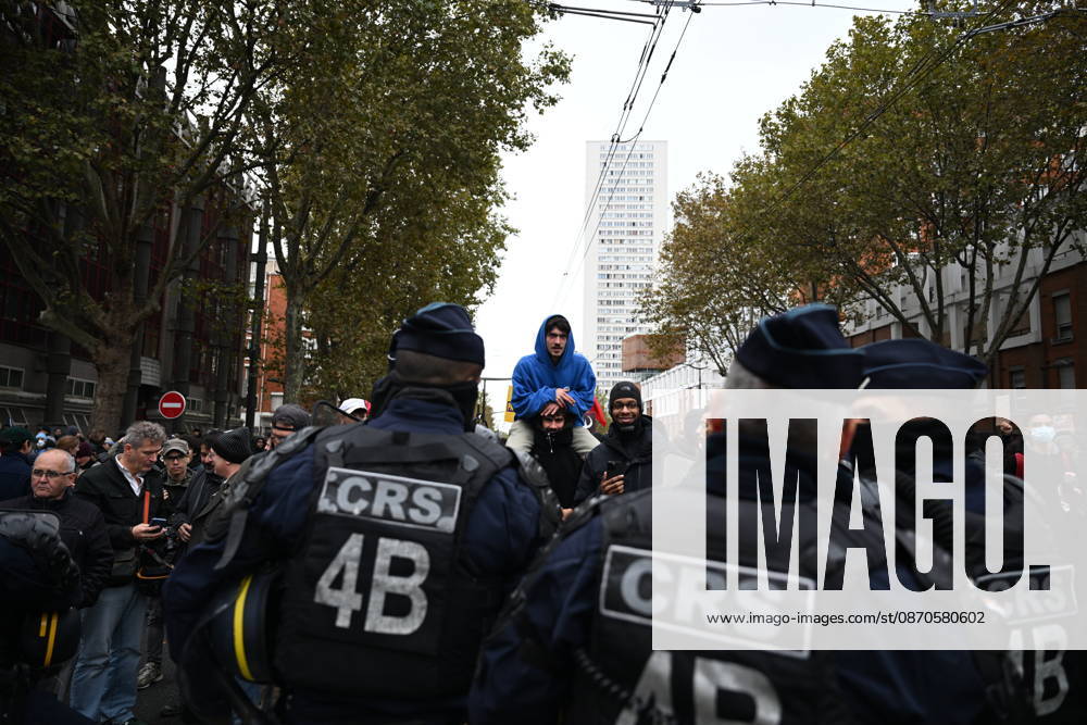 Demonstrators gather near Porte d Italie amid ongoing protests in Paris PARIS, FRANCE - OCTOBER 24: Demonstrators gather near Porte d Italie in Paris, France, on October 24, 2026, during a demonstration amid ongoing social and political tensions in France. Police take security measures during the protests. Mouneb Taim Anadolu Paris France. Editorial use only. Please get in touch for any other usage.
