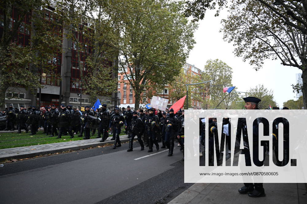 Demonstrators gather near Porte d Italie amid ongoing protests in Paris PARIS, FRANCE - OCTOBER 24: Demonstrators gather near Porte d Italie in Paris, France, on October 24, 2026, during a demonstration amid ongoing social and political tensions in France. Police take security measures during the protests. Mouneb Taim Anadolu Paris France. Editorial use only. Please get in touch for any other usage.