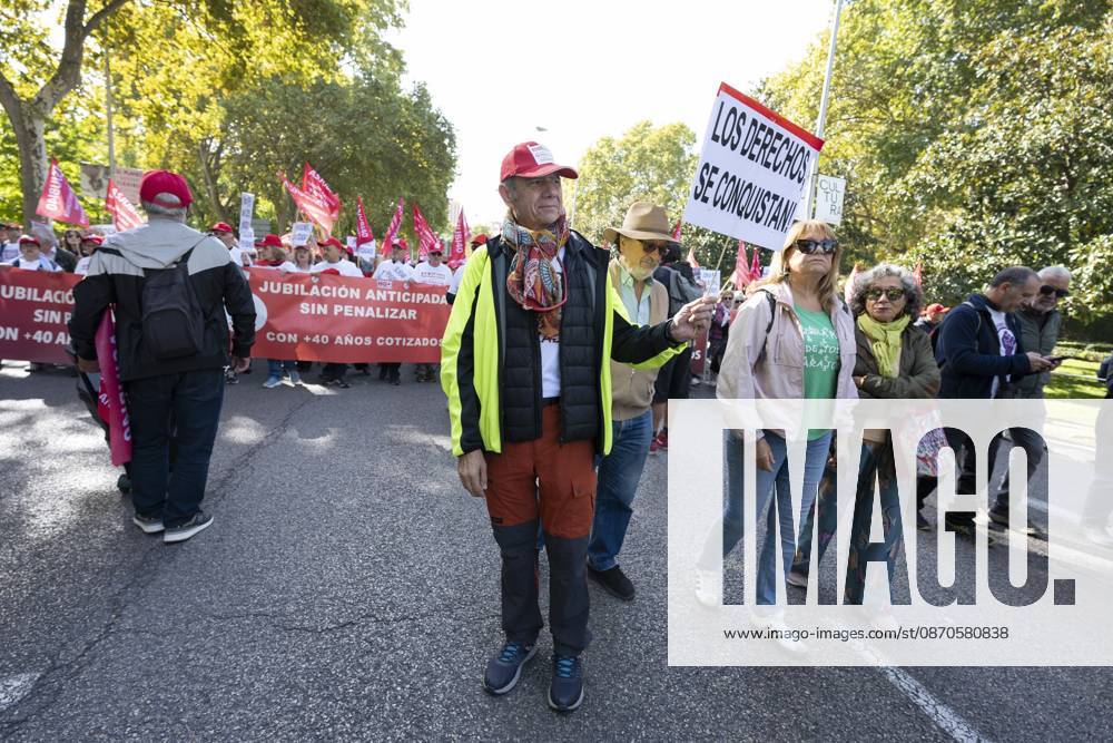 Several people carrying signs in favor of public pensions take part in a demonstration supporting the public pension system and access to housing in Madrid, Spain. Madrid Spain - ZUMAs197 20261024_aaa_s197_056