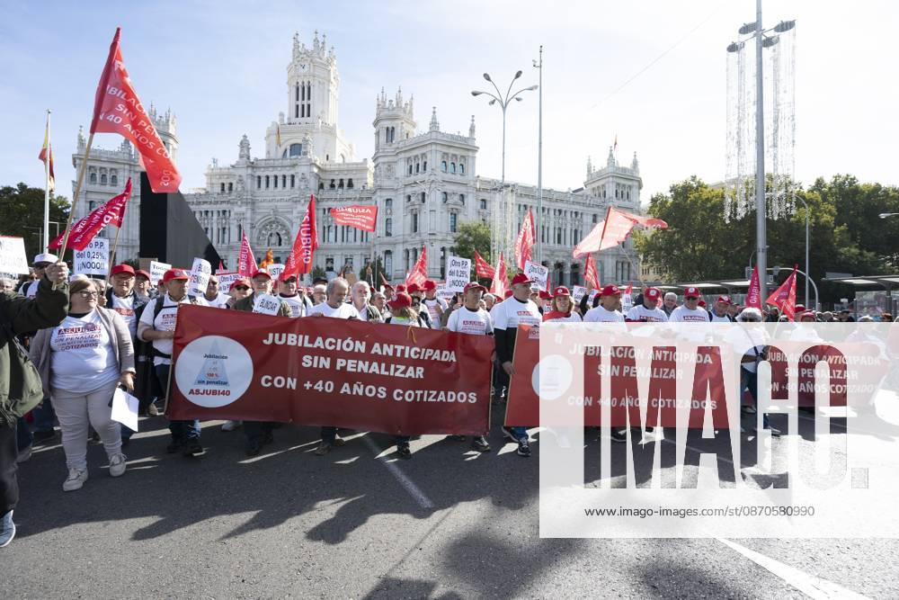 Several people carrying signs in favor of public pensions take part in a demonstration supporting the public pension system and access to housing in Madrid, Spain. Madrid Spain - ZUMAs197 20261024_aaa_s197_077
