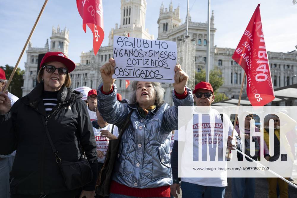 Several people carrying signs in favor of public pensions take part in a demonstration supporting the public pension system and access to housing in Madrid, Spain. Madrid Spain - ZUMAs197 20261024_aaa_s197_080