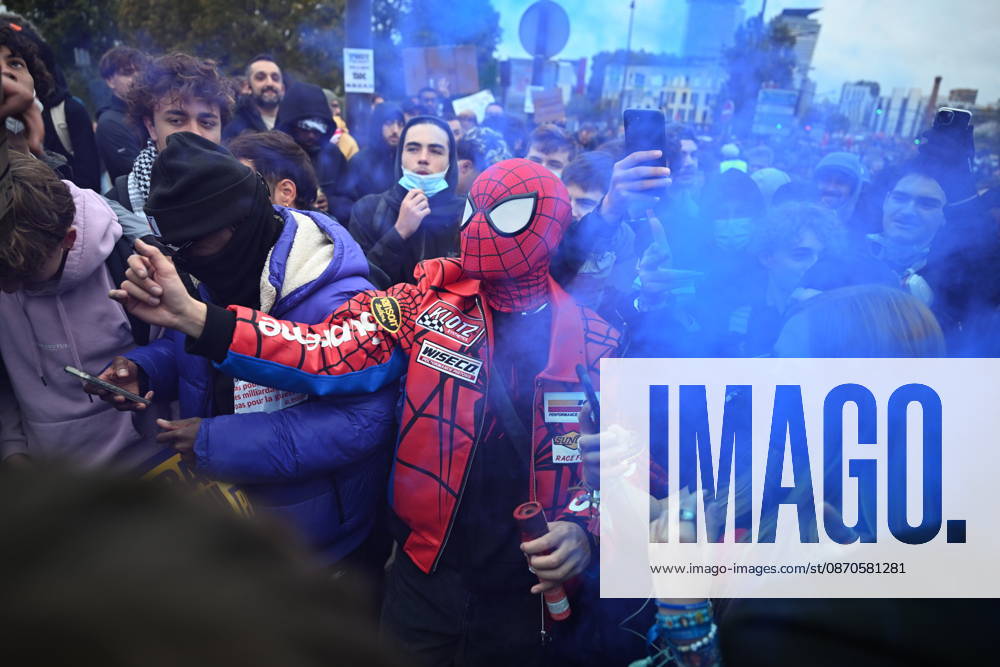 Demonstrators gather near Porte d Italie amid ongoing protests in Paris PARIS, FRANCE - OCTOBER 24: Demonstrators gather near Porte d Italie in Paris, France, on October 24, 2026, during a demonstration amid ongoing social and political tensions in France. Police take security measures during the protests. Mouneb Taim Anadolu Paris France. Editorial use only. Please get in touch for any other usage.