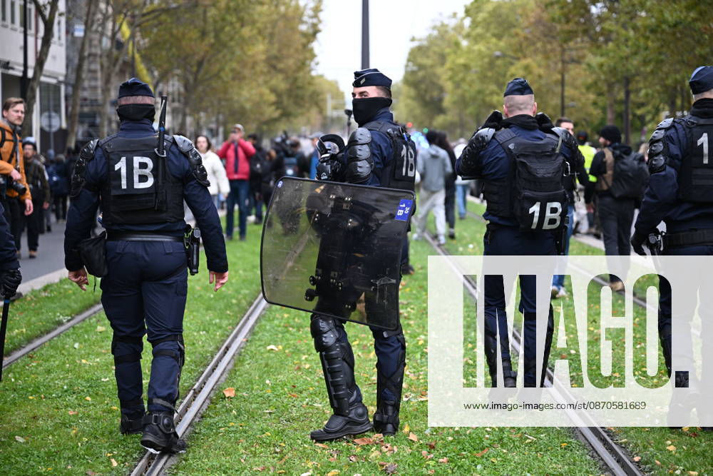 Demonstrators gather near Porte d Italie amid ongoing protests in Paris PARIS, FRANCE - OCTOBER 24: Demonstrators gather near Porte d Italie in Paris, France, on October 24, 2026, during a demonstration amid ongoing social and political tensions in France. Police take security measures during the protests. Mouneb Taim Anadolu Paris France. Editorial use only. Please get in touch for any other usage.