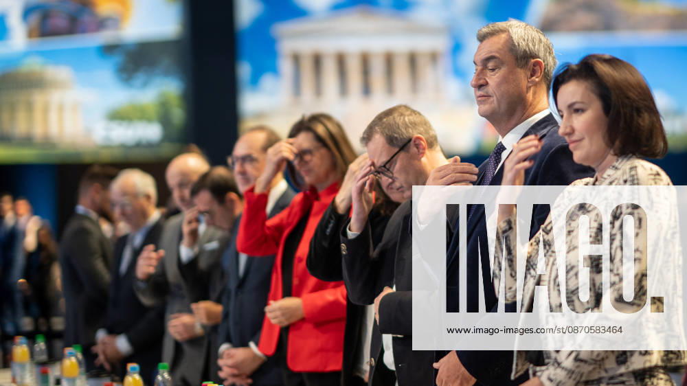 Gemeinsames Gebet zu Beginn des zweiten Veranstaltungstags mit Markus Söder, Dorothee Doro Bär, Martin Huber, Ilse Aigner, Alexander Dobrindt und anderen;Parteitag der CSU in München, München Bayern Deutschland Messegelände München