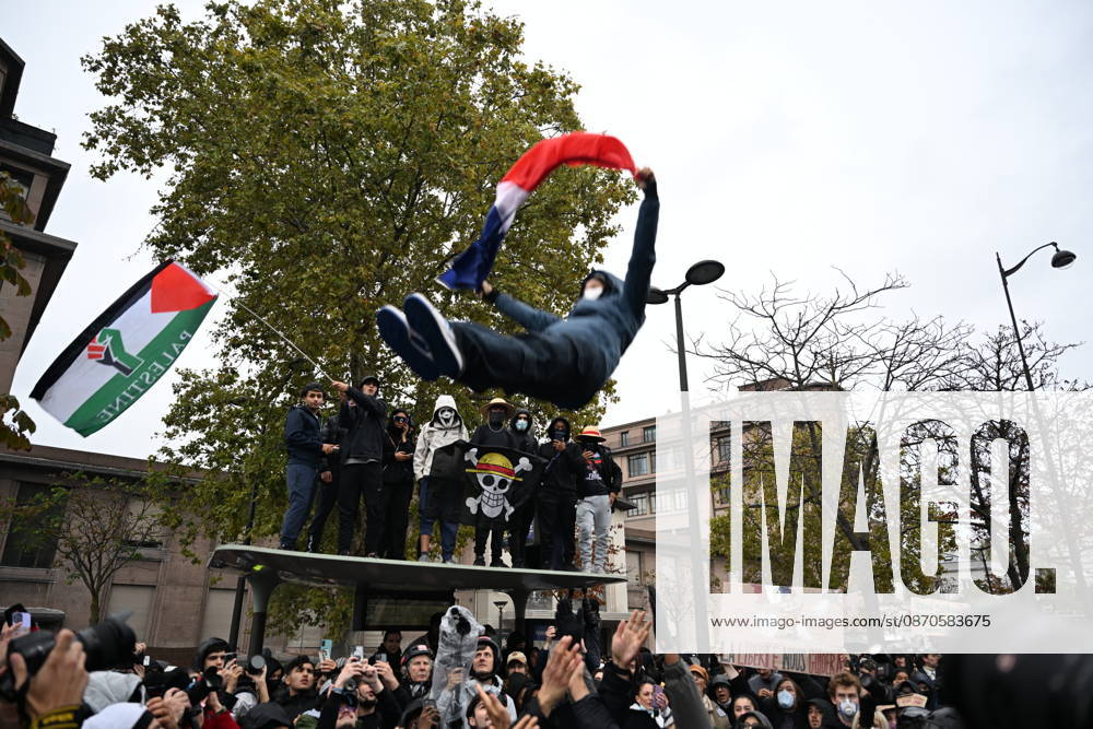 Demonstrators gather near Porte d Italie amid ongoing protests in Paris PARIS, FRANCE - OCTOBER 24: Demonstrators gather near Porte d Italie in Paris, France, on October 24, 2026, during a demonstration amid ongoing social and political tensions in France. Police take security measures during the protests. Mouneb Taim Anadolu Paris France. Editorial use only. Please get in touch for any other usage.