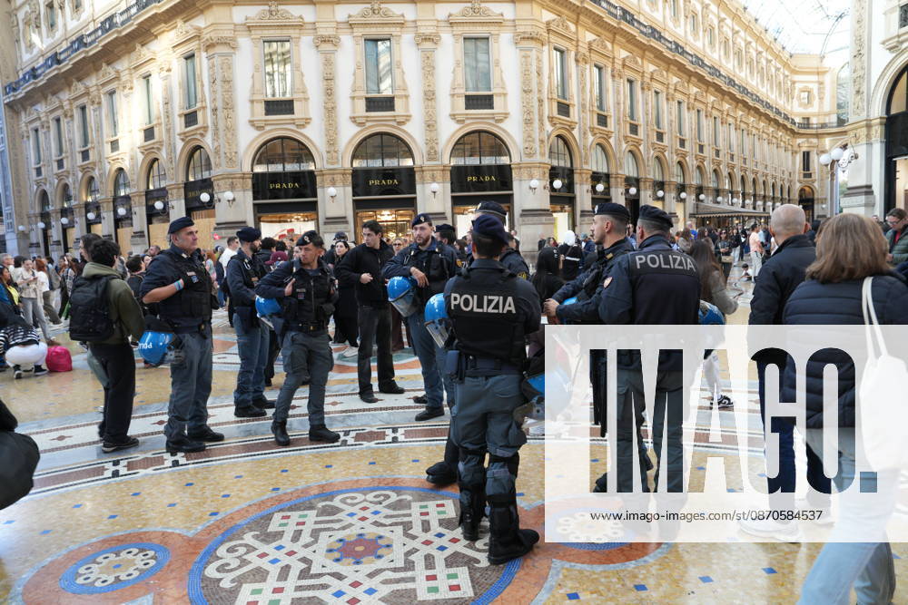 IPA90117704 - Protest Against Rising Living Costs: Milan, Soldiers Guard the Vittorio Emanuele Gallery