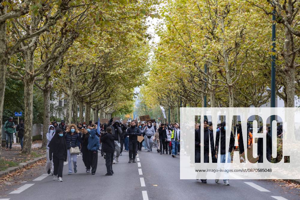 YELLOW VESTS ACT II ANNECY PHOTOPQR LE DAUPHINE Tom PHAM VAN SUU Annecy Oct. 24, 2026 In Annecy, Haute-Savoie, October 24, 2026: Day of mobilization for the Yellow Vests in Annecy. In our photo: The procession on Avenue de France. Photo by Tom Pham Van Suu, Le Dauphiné Libéré, France, Oct. 24, 2026. Another day of protests this Saturday, and amid fears of renewed violence and looting, restrictions on freedom of movement and assembly have multiplied, drawing sharp criticism from civil liberties groups. Annecy, Haute-Savoie, Rhône-Alpes, France