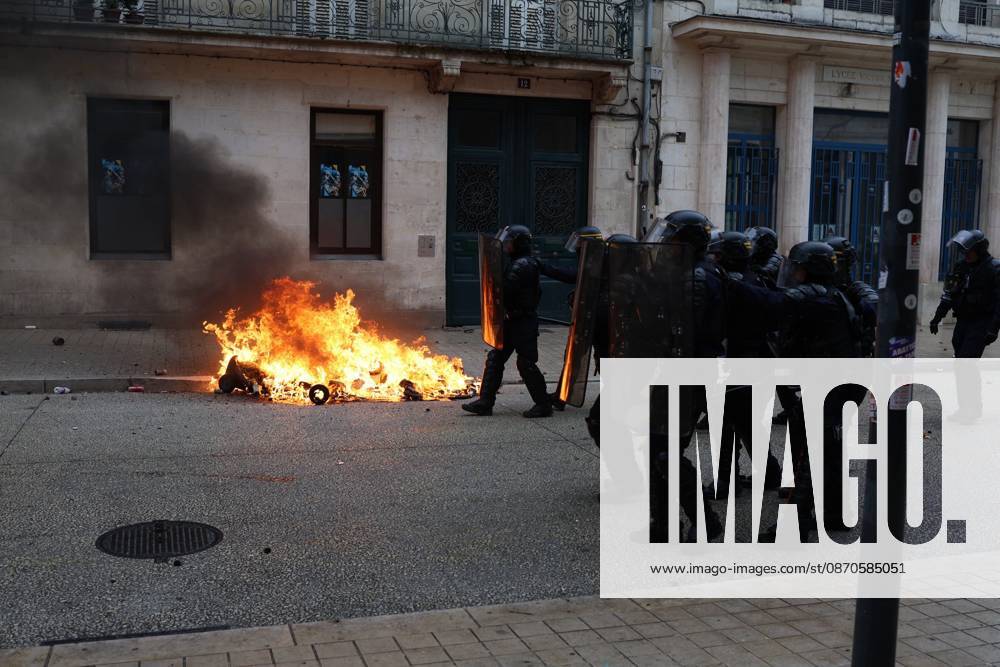 PROTESTS ON OCTOBER 24 PHOTOPQR LA NOUVELLE REPUBLIQUE Mathieu Herduin Poitiers The protest called for by the Yellow Vests in Poitiers, October 26, 2026 France Oct. 24, 2026 Another day of protests this Saturday, and amid fears of renewed violence and looting, restrictions on freedom of movement and assembly have multiplied, drawing sharp criticism from civil liberties groups Poitiers, France