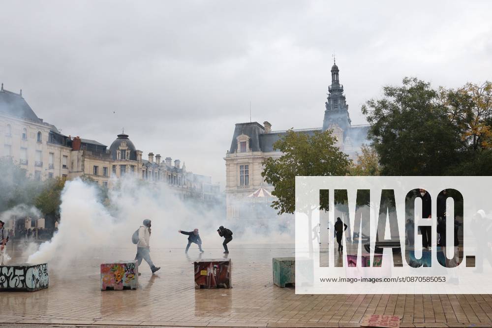 PROTESTS ON OCTOBER 24 PHOTOPQR LA NOUVELLE REPUBLIQUE Mathieu Herduin Poitiers The protest called for by the Yellow Vests in Poitiers, October 26, 2026 France Oct. 24, 2026 Another day of protests this Saturday, and amid fears of renewed violence and looting, restrictions on freedom of movement and assembly have multiplied, drawing sharp criticism from civil liberties groups Poitiers, France