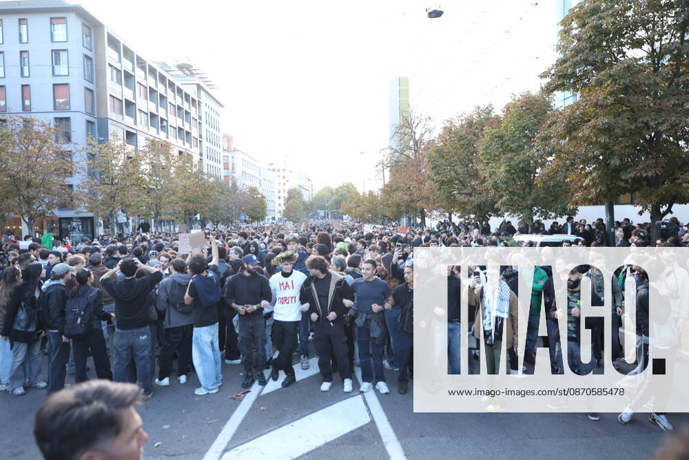 IPA90120157 - Protest Against Rising Living Costs: Milan, October 24, 2026—The march from Piazza della Repubblica heads toward Porta Venezia