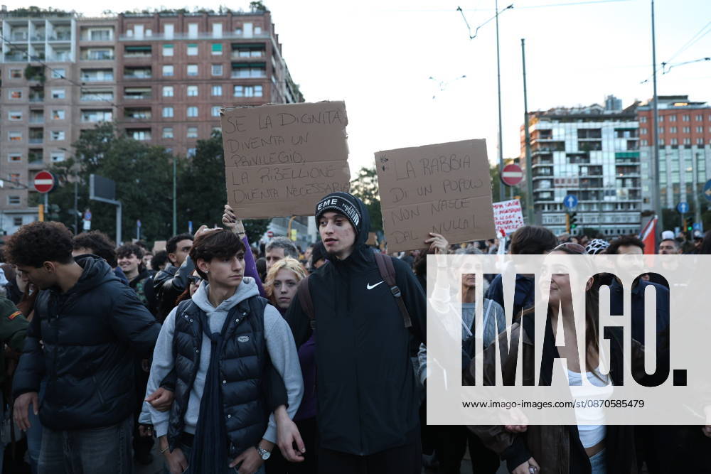 IPA90120159 - Protest Against Rising Living Costs: Milan, October 24, 2026—The march from Piazza della Repubblica heads toward Porta Venezia