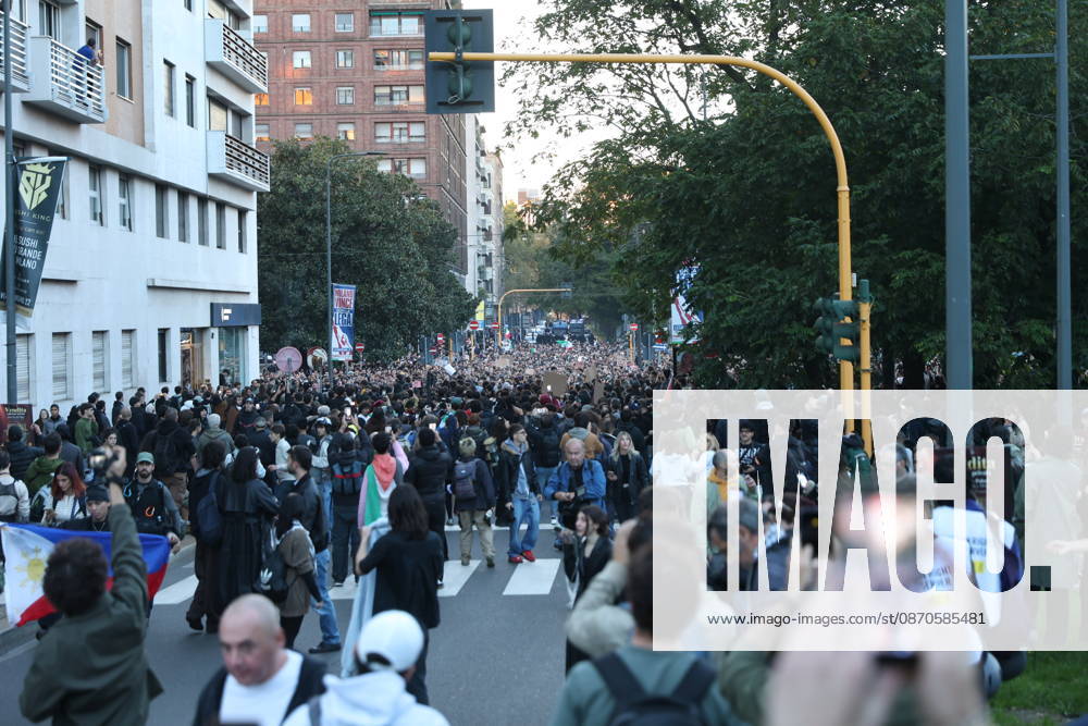 IPA90120162 - Protest Against Rising Living Costs: Milan, October 24, 2026—The march from Piazza della Repubblica heads toward Porta Venezia