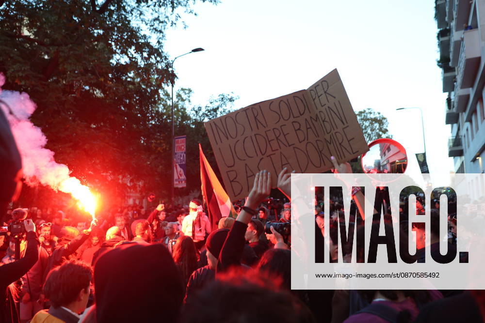 IPA90120179 - Protest Against Rising Living Costs: Milan, October 24, 2026—The march from Piazza della Repubblica heads toward Porta Venezia