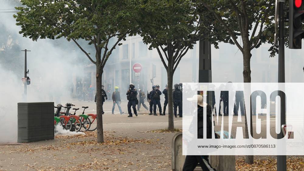 Police intervene in protesters during demonstrations in Lyon LYON, FRANCE - OCTOBER 24: French policemen take measures during a demonstration in favor of purchasing power, the protection of public services, and fiscal and social justice, in Lyon, France on October 24, 2026 as part of a nationwide call for mobilisation bringing together former members of the Yellow Vest movement, labor unions, high school and university students. Mathieu Prudhomme Anadolu Lyon France. Editorial use only. Please get in touch for any other usage.
