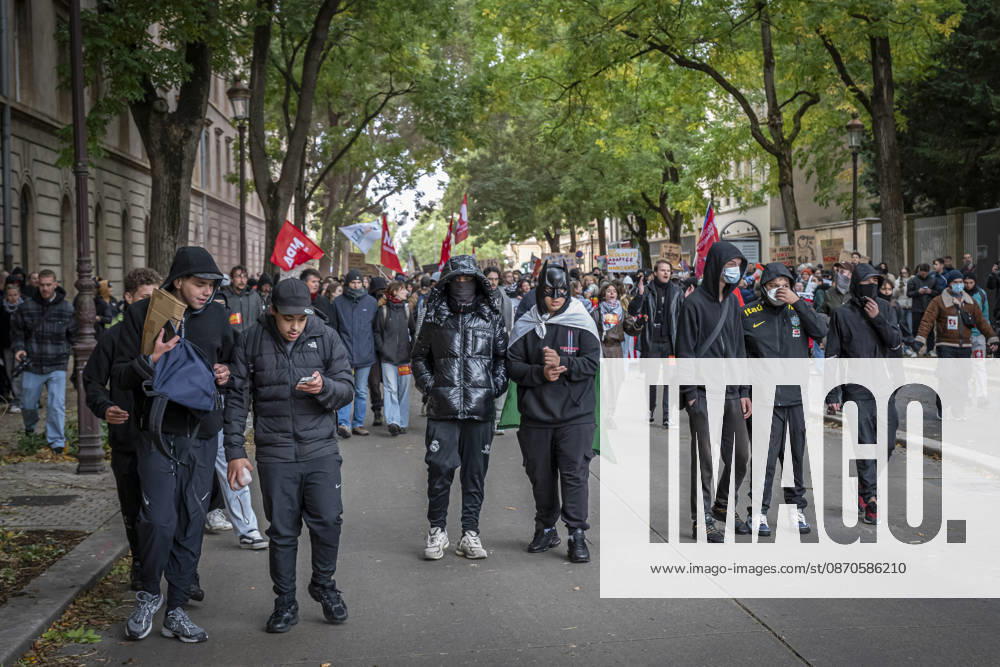 Lothringen, Metz. Erneut demonstrieren am Samstag mehrere hundert Menschen im franzoesischen Metz. Schueler, Studenten, Gewerkschaften und Gelbwesten versammeln sich auf dem Place de la Republique. Von dort ziehen sie durch die Innenstadt vor das Centre Pompidou Metz. Begleitet von starken Polizeikraeften verlaeuft die Versammlung bis zum Nachmittag friedlich.