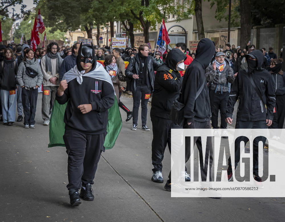 Lothringen, Metz. Erneut demonstrieren am Samstag mehrere hundert Menschen im franzoesischen Metz. Schueler, Studenten, Gewerkschaften und Gelbwesten versammeln sich auf dem Place de la Republique. Von dort ziehen sie durch die Innenstadt vor das Centre Pompidou Metz. Begleitet von starken Polizeikraeften verlaeuft die Versammlung bis zum Nachmittag friedlich.
