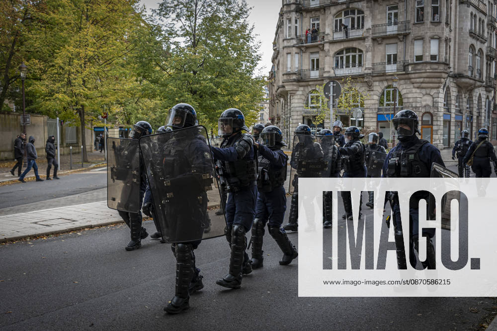 Lothringen, Metz. Erneut demonstrieren am Samstag mehrere hundert Menschen im franzoesischen Metz. Schueler, Studenten, Gewerkschaften und Gelbwesten versammeln sich auf dem Place de la Republique. Von dort ziehen sie durch die Innenstadt vor das Centre Pompidou Metz. Begleitet von starken Polizeikraeften verlaeuft die Versammlung bis zum Nachmittag friedlich.