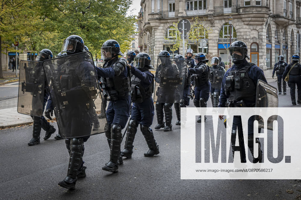 Lothringen, Metz. Erneut demonstrieren am Samstag mehrere hundert Menschen im franzoesischen Metz. Schueler, Studenten, Gewerkschaften und Gelbwesten versammeln sich auf dem Place de la Republique. Von dort ziehen sie durch die Innenstadt vor das Centre Pompidou Metz. Begleitet von starken Polizeikraeften verlaeuft die Versammlung bis zum Nachmittag friedlich.