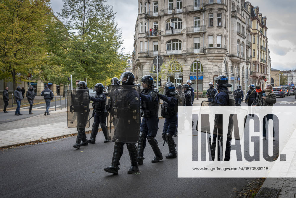 Lothringen, Metz. Erneut demonstrieren am Samstag mehrere hundert Menschen im franzoesischen Metz. Schueler, Studenten, Gewerkschaften und Gelbwesten versammeln sich auf dem Place de la Republique. Von dort ziehen sie durch die Innenstadt vor das Centre Pompidou Metz. Begleitet von starken Polizeikraeften verlaeuft die Versammlung bis zum Nachmittag friedlich.