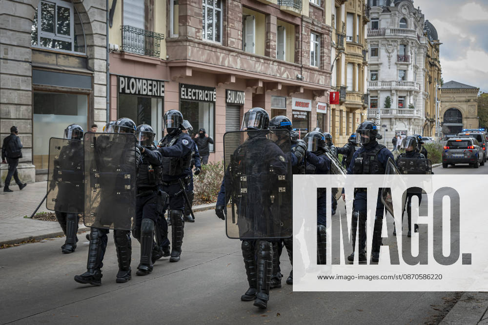 Lothringen, Metz. Erneut demonstrieren am Samstag mehrere hundert Menschen im franzoesischen Metz. Schueler, Studenten, Gewerkschaften und Gelbwesten versammeln sich auf dem Place de la Republique. Von dort ziehen sie durch die Innenstadt vor das Centre Pompidou Metz. Begleitet von starken Polizeikraeften verlaeuft die Versammlung bis zum Nachmittag friedlich.