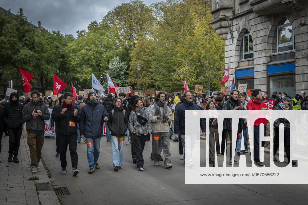 Lothringen, Metz. Erneut demonstrieren am Samstag mehrere hundert Menschen im franzoesischen Metz. Schueler, Studenten, Gewerkschaften und Gelbwesten versammeln sich auf dem Place de la Republique. Von dort ziehen sie durch die Innenstadt vor das Centre Pompidou Metz. Begleitet von starken Polizeikraeften verlaeuft die Versammlung bis zum Nachmittag friedlich.
