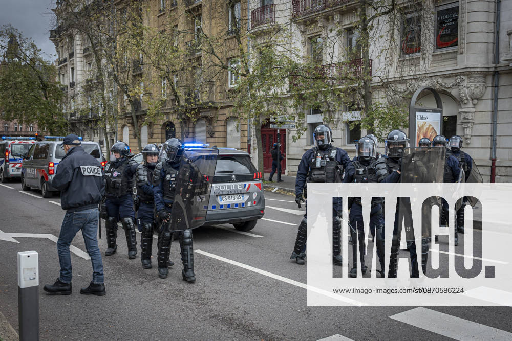 Lothringen, Metz. Erneut demonstrieren am Samstag mehrere hundert Menschen im franzoesischen Metz. Schueler, Studenten, Gewerkschaften und Gelbwesten versammeln sich auf dem Place de la Republique. Von dort ziehen sie durch die Innenstadt vor das Centre Pompidou Metz. Begleitet von starken Polizeikraeften verlaeuft die Versammlung bis zum Nachmittag friedlich.