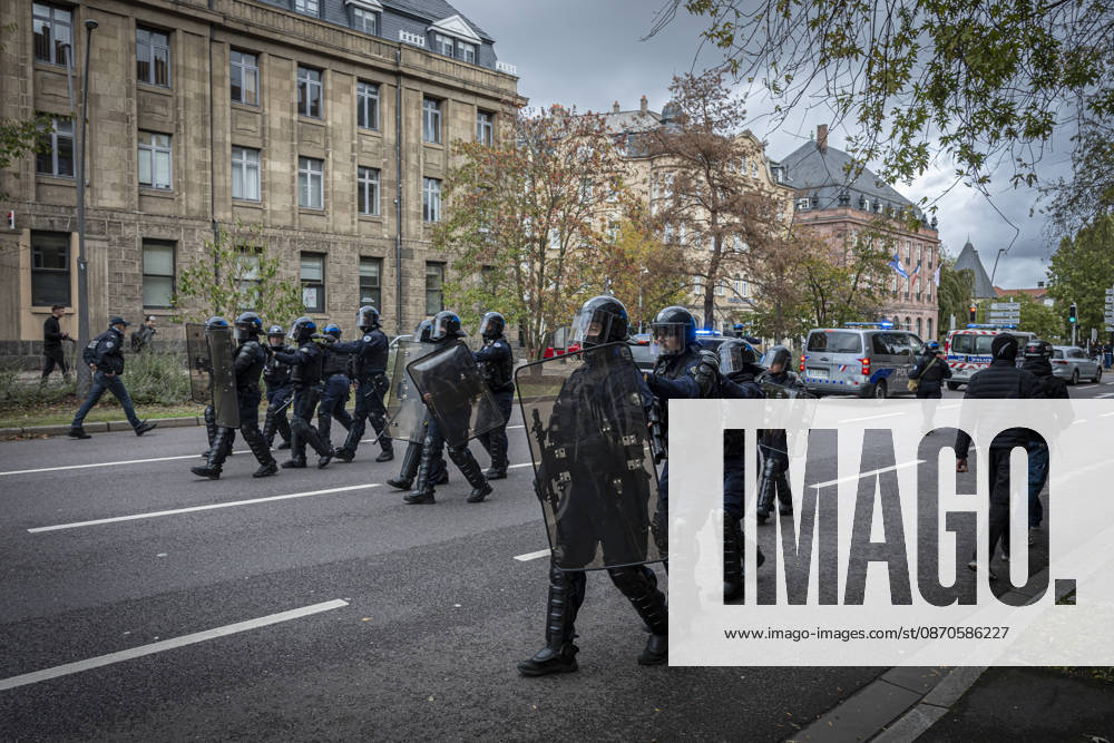 Lothringen, Metz. Erneut demonstrieren am Samstag mehrere hundert Menschen im franzoesischen Metz. Schueler, Studenten, Gewerkschaften und Gelbwesten versammeln sich auf dem Place de la Republique. Von dort ziehen sie durch die Innenstadt vor das Centre Pompidou Metz. Begleitet von starken Polizeikraeften verlaeuft die Versammlung bis zum Nachmittag friedlich.