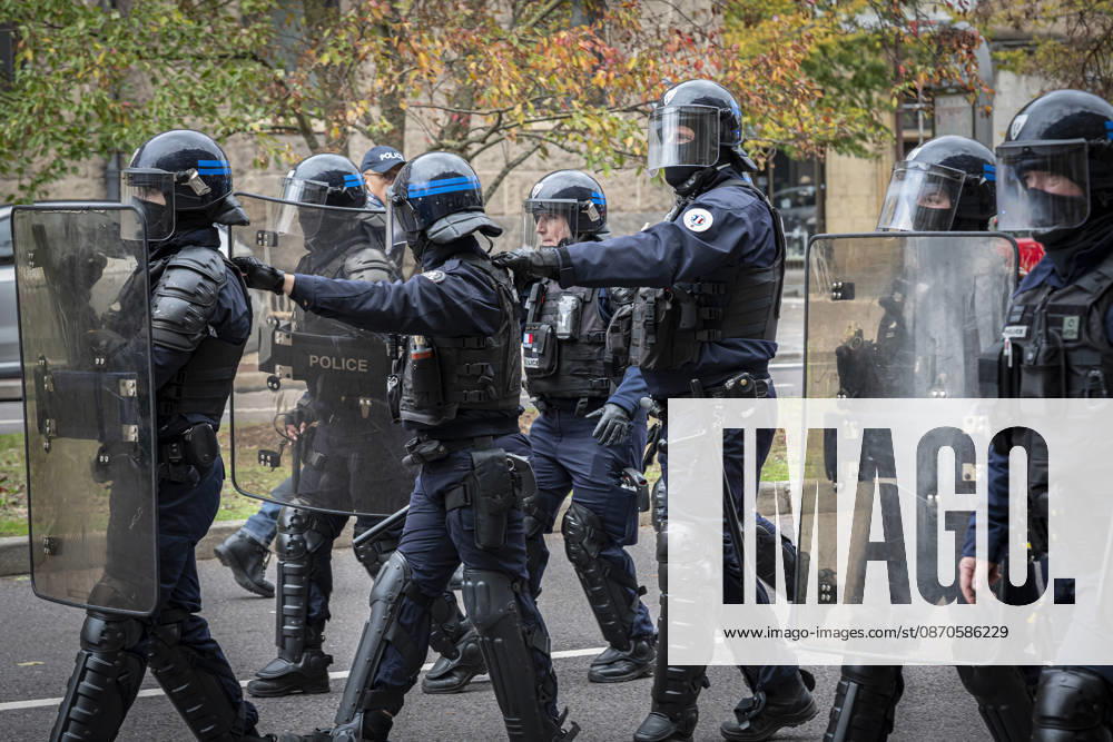 Lothringen, Metz. Erneut demonstrieren am Samstag mehrere hundert Menschen im franzoesischen Metz. Schueler, Studenten, Gewerkschaften und Gelbwesten versammeln sich auf dem Place de la Republique. Von dort ziehen sie durch die Innenstadt vor das Centre Pompidou Metz. Begleitet von starken Polizeikraeften verlaeuft die Versammlung bis zum Nachmittag friedlich.