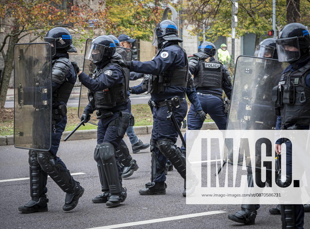 Lothringen, Metz. Erneut demonstrieren am Samstag mehrere hundert Menschen im franzoesischen Metz. Schueler, Studenten, Gewerkschaften und Gelbwesten versammeln sich auf dem Place de la Republique. Von dort ziehen sie durch die Innenstadt vor das Centre Pompidou Metz. Begleitet von starken Polizeikraeften verlaeuft die Versammlung bis zum Nachmittag friedlich.