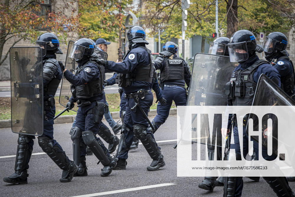 Lothringen, Metz. Erneut demonstrieren am Samstag mehrere hundert Menschen im franzoesischen Metz. Schueler, Studenten, Gewerkschaften und Gelbwesten versammeln sich auf dem Place de la Republique. Von dort ziehen sie durch die Innenstadt vor das Centre Pompidou Metz. Begleitet von starken Polizeikraeften verlaeuft die Versammlung bis zum Nachmittag friedlich.